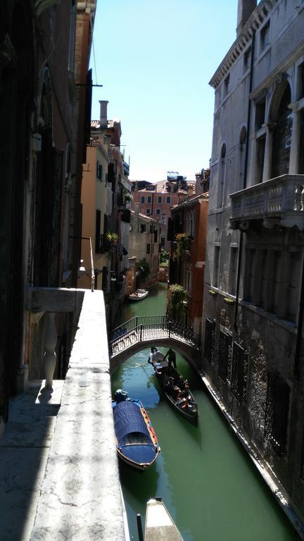 Balcone sul canale Veneţia Exterior foto
