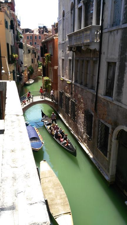 Balcone sul canale Veneţia Exterior foto