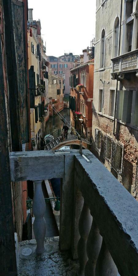 Balcone sul canale Veneţia Exterior foto