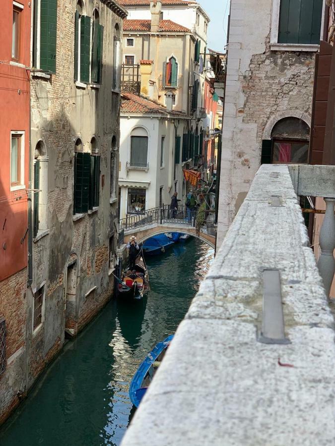 Balcone sul canale Veneţia Exterior foto